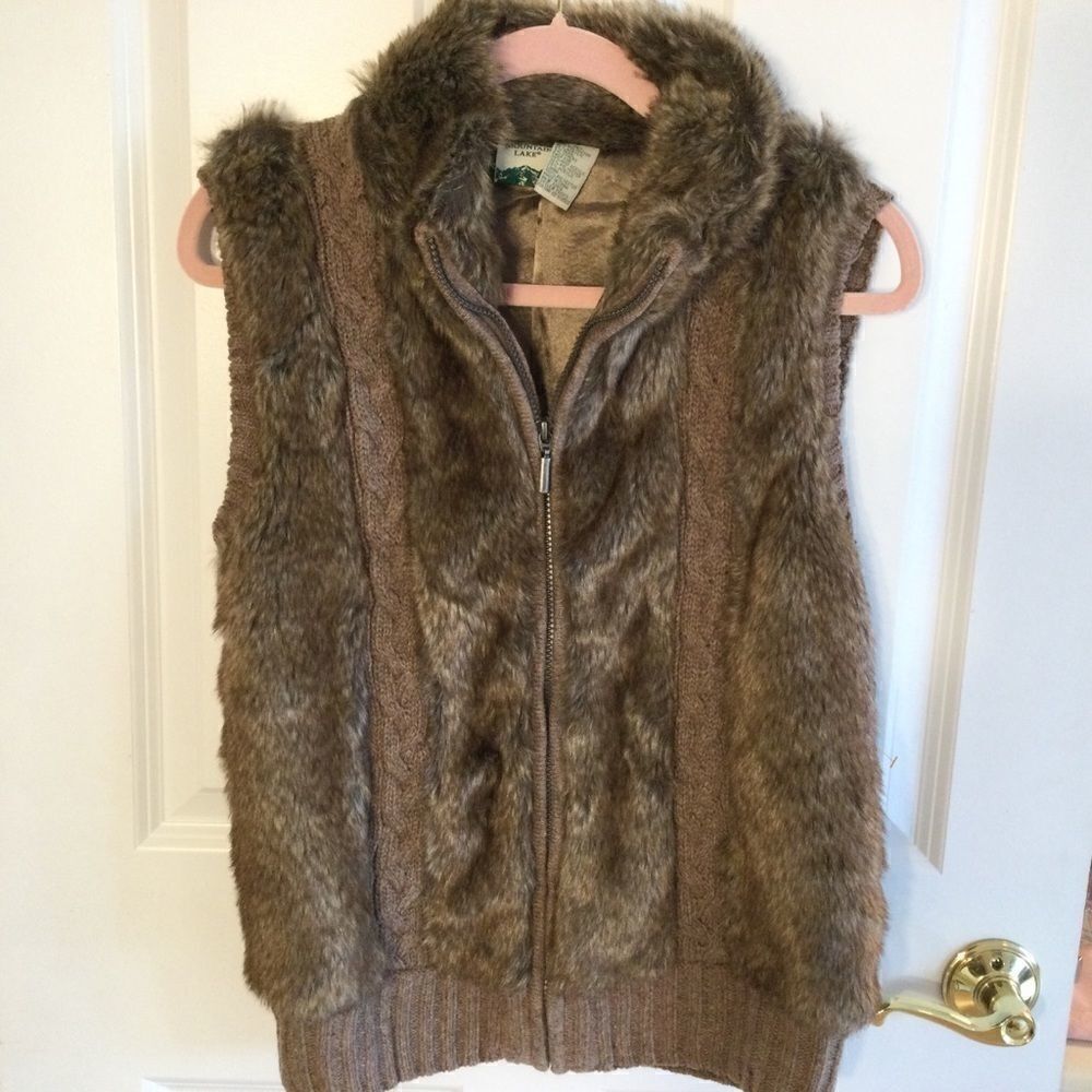 NWOT. Faux Fur & Knit Sleeveless Vest Sz Small